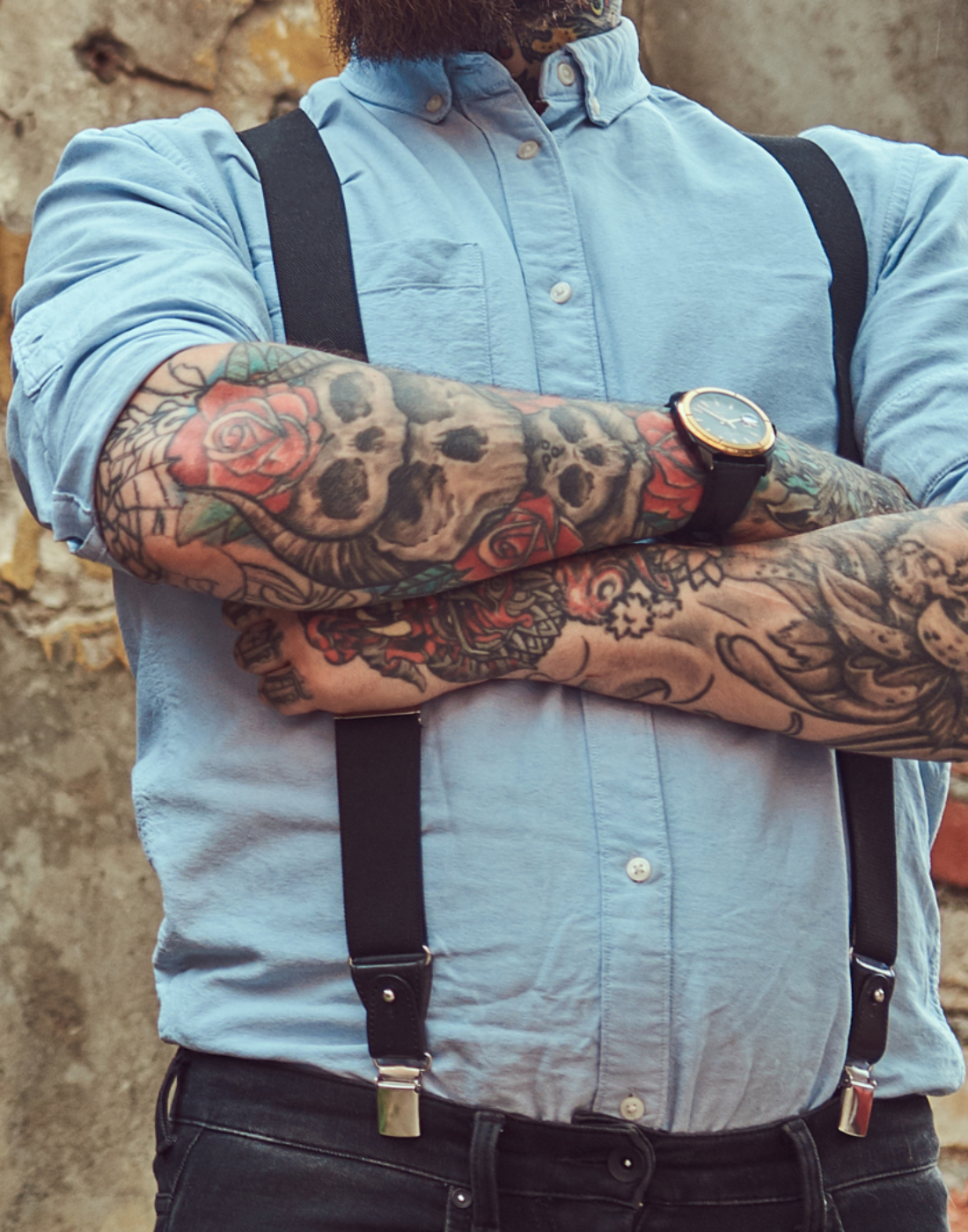 Bärtiger Mann mit schwarzen Hosenträger