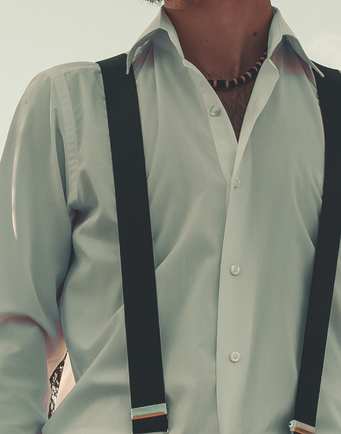 mann mit schwarzen Hosenträger